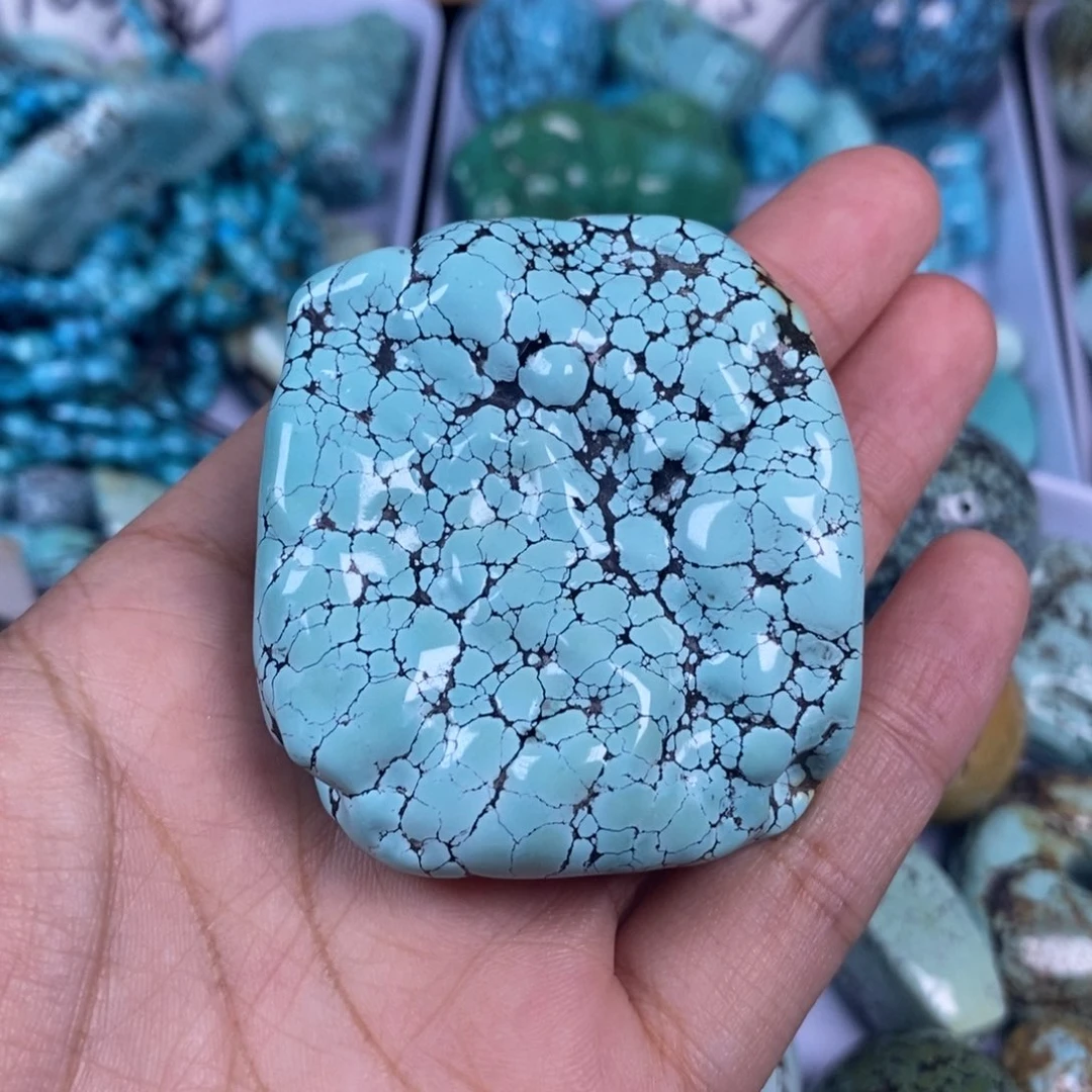 王***平绿松石未镶嵌颈饰