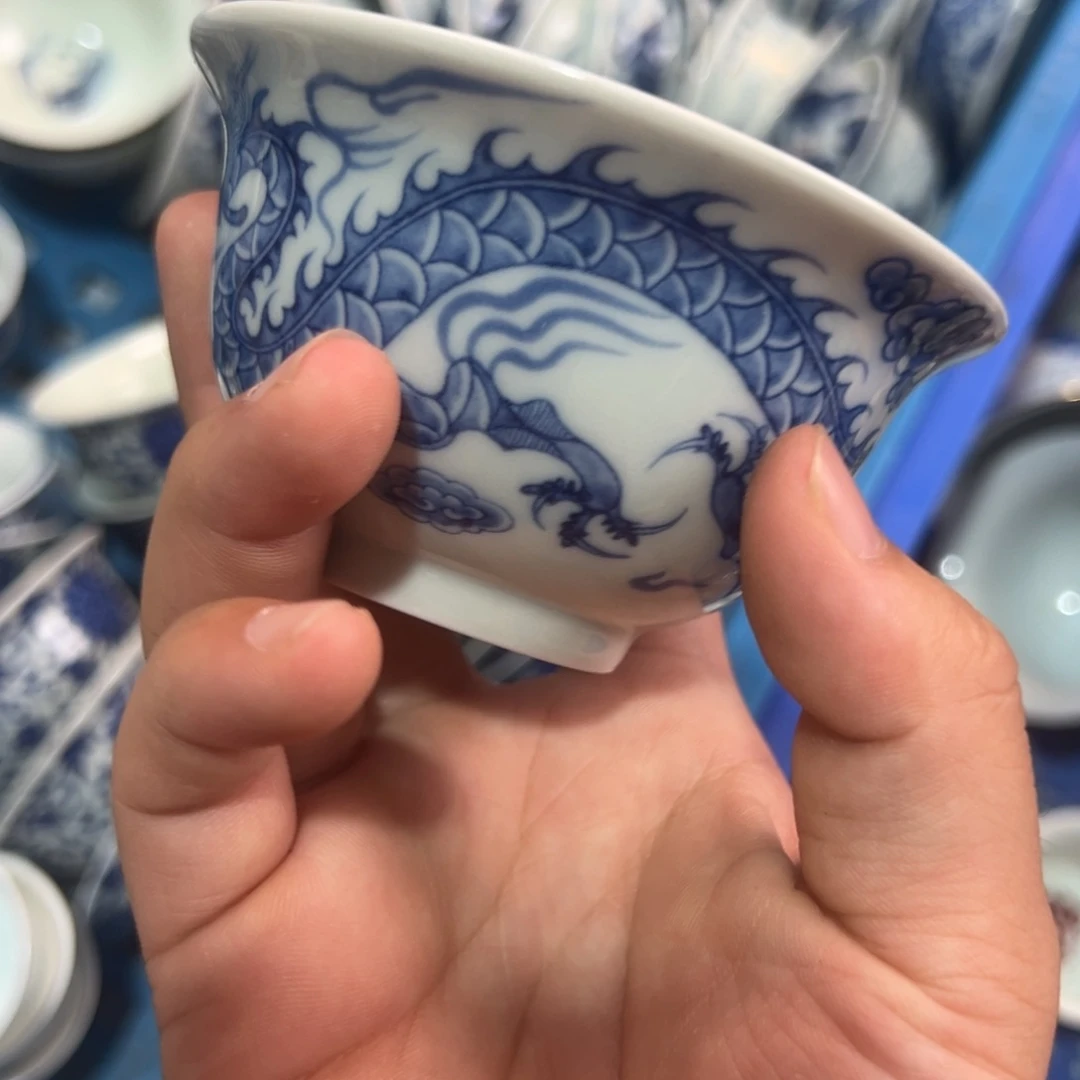 白青花铠甲龙压手杯