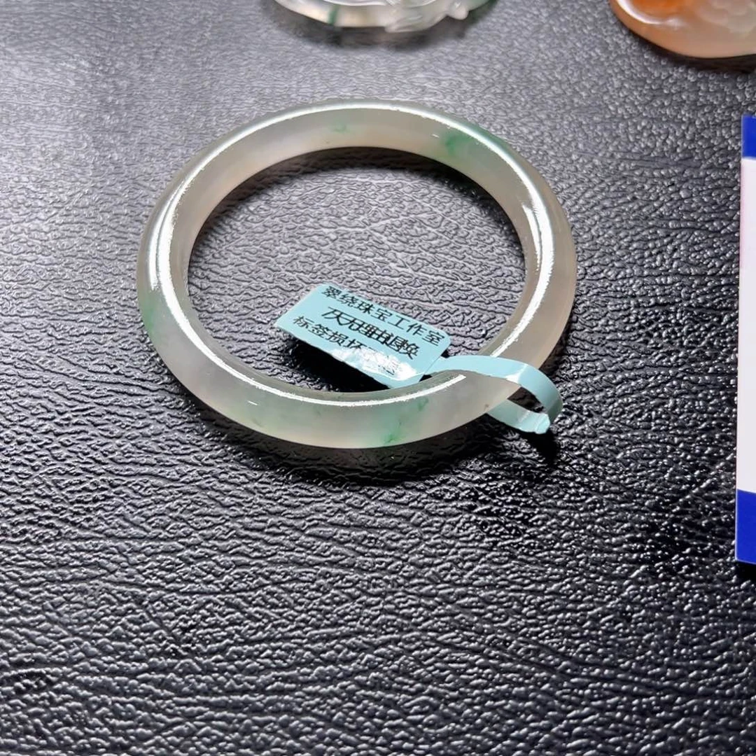 ****姐石英质玉（非洲翠）未镶嵌手镯