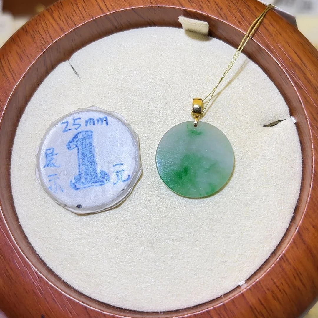 翡翠18K金镶嵌颈饰无事牌