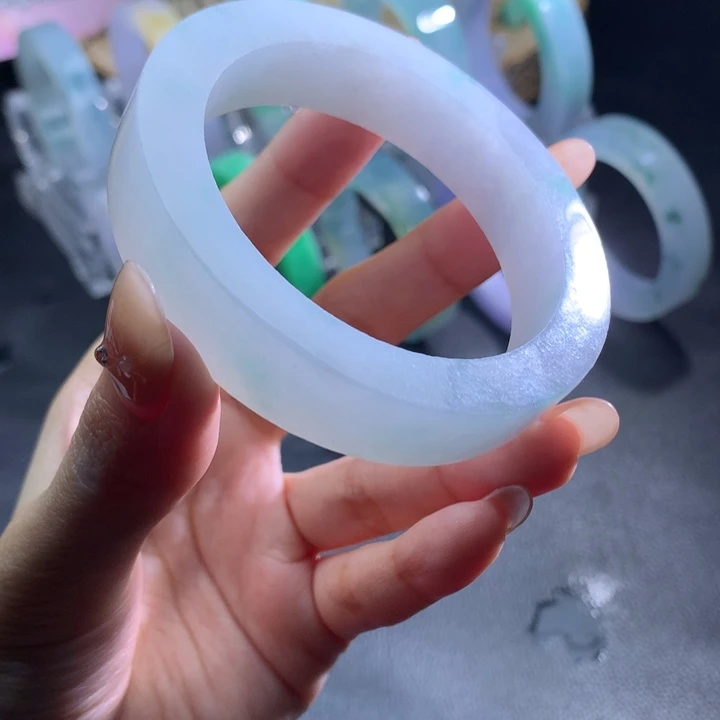 怡***宝定制翡翠未镶嵌手镯