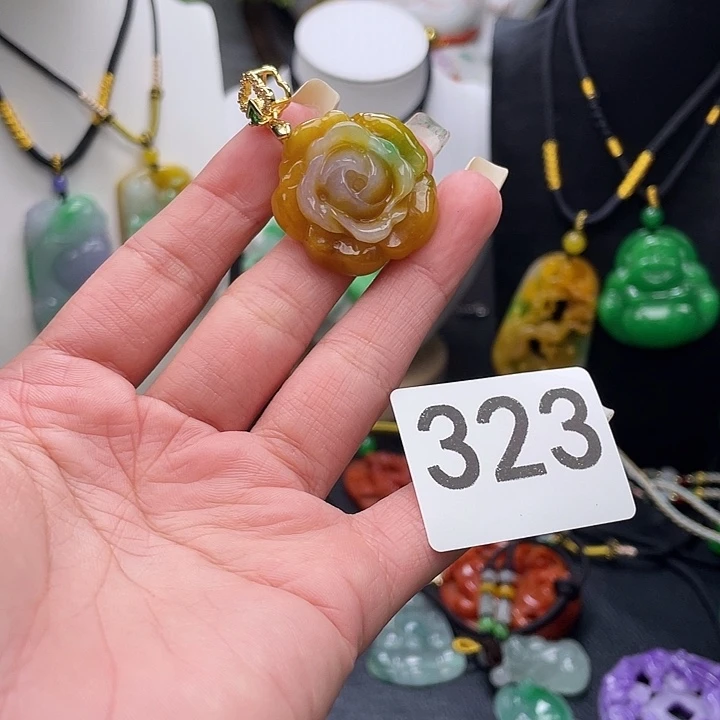 翡翠未镶嵌吊坠(赠链)