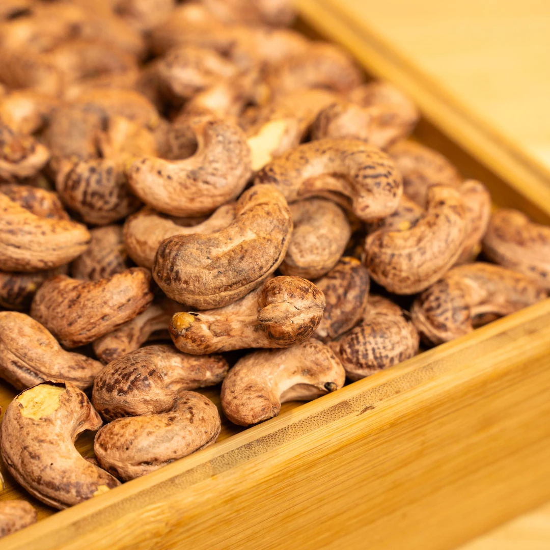 腰果带皮大颗粒盐焗坚果美味酥脆