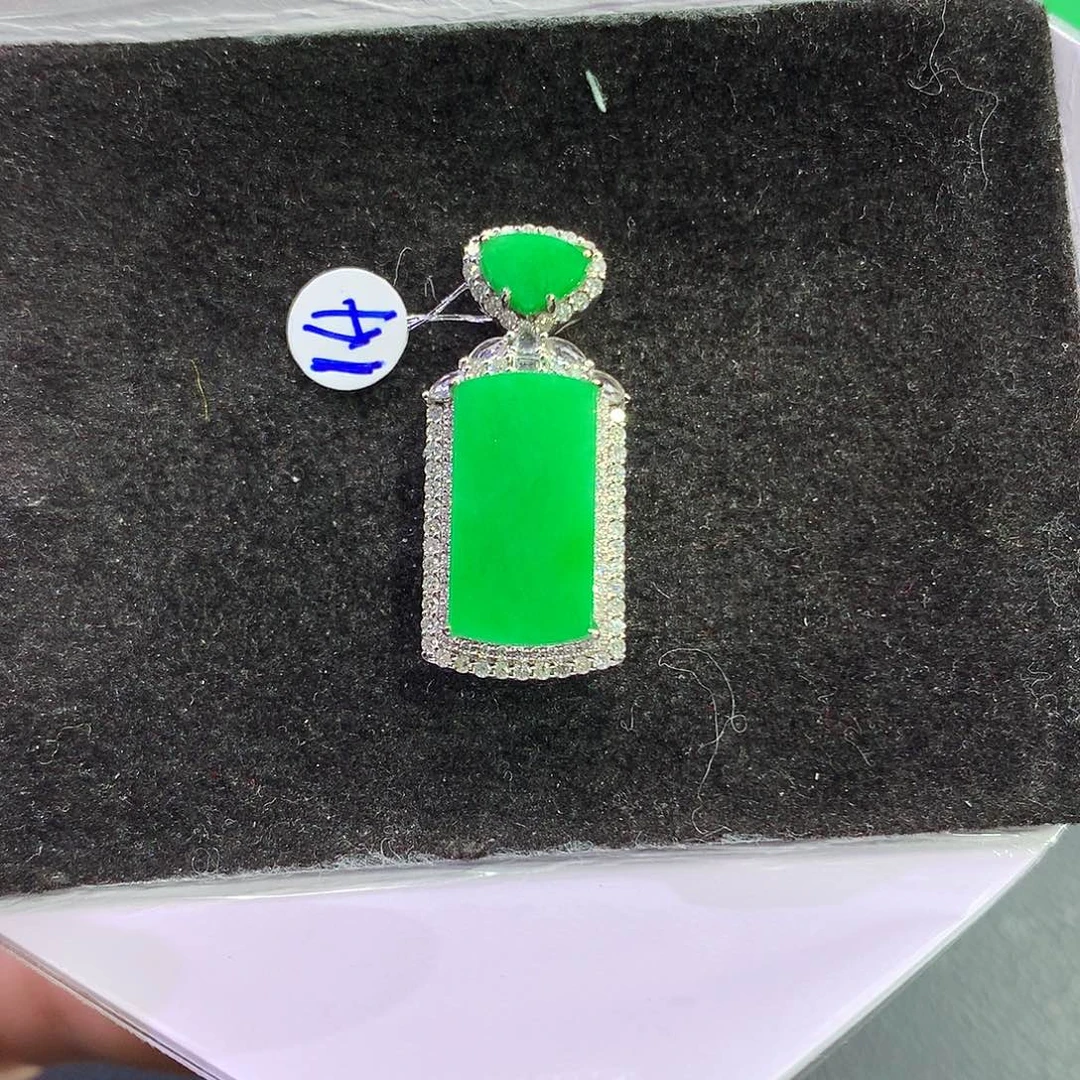 翡翠吊坠(赠链)18K金镶嵌