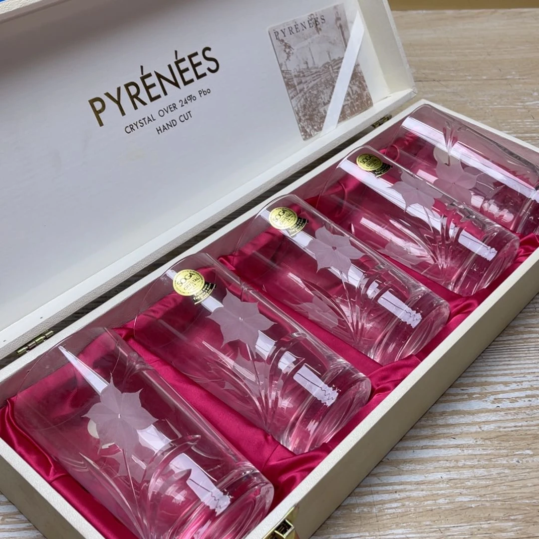 瓷片密密麻麻地排列着一个