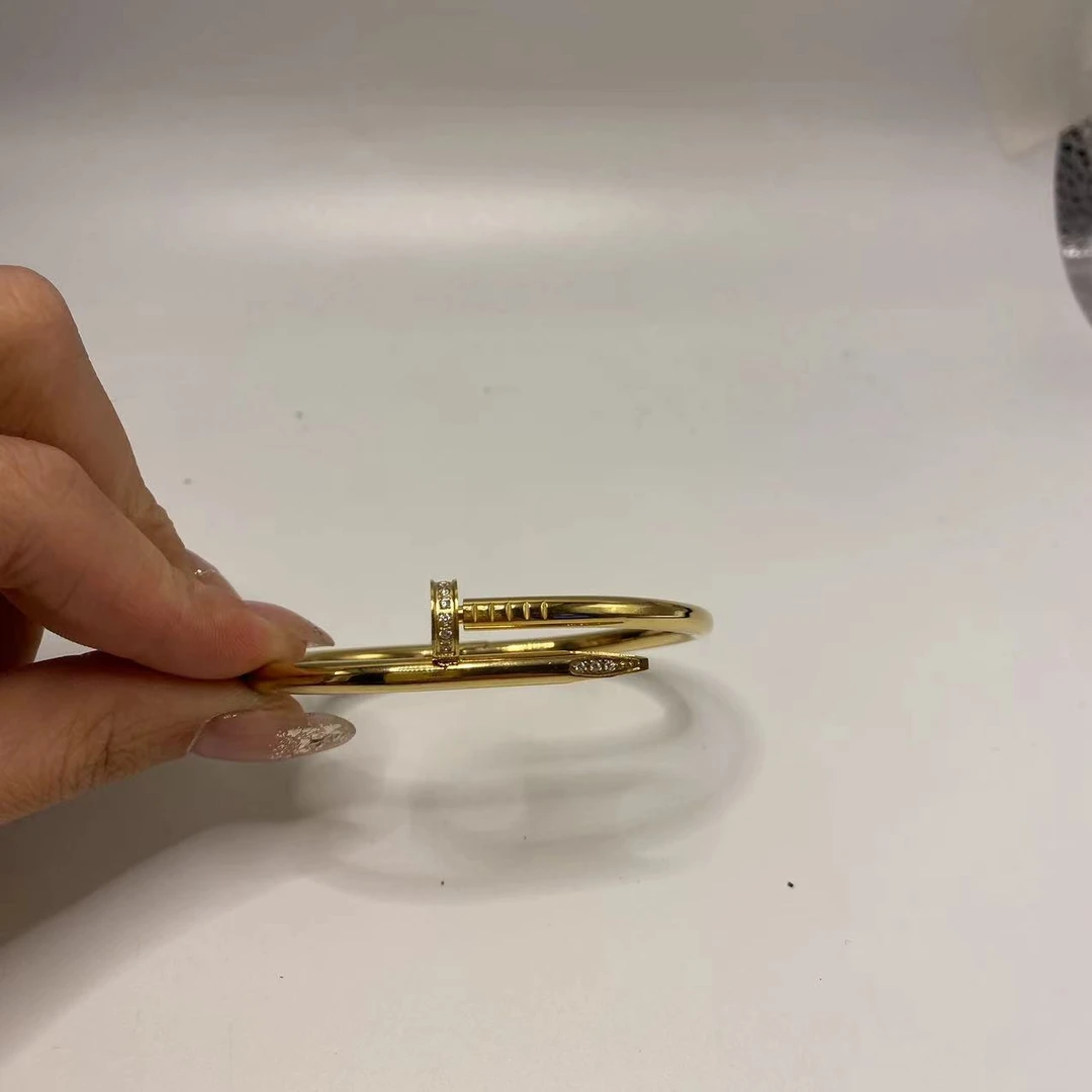 卡家钉子卡扣手镯b27