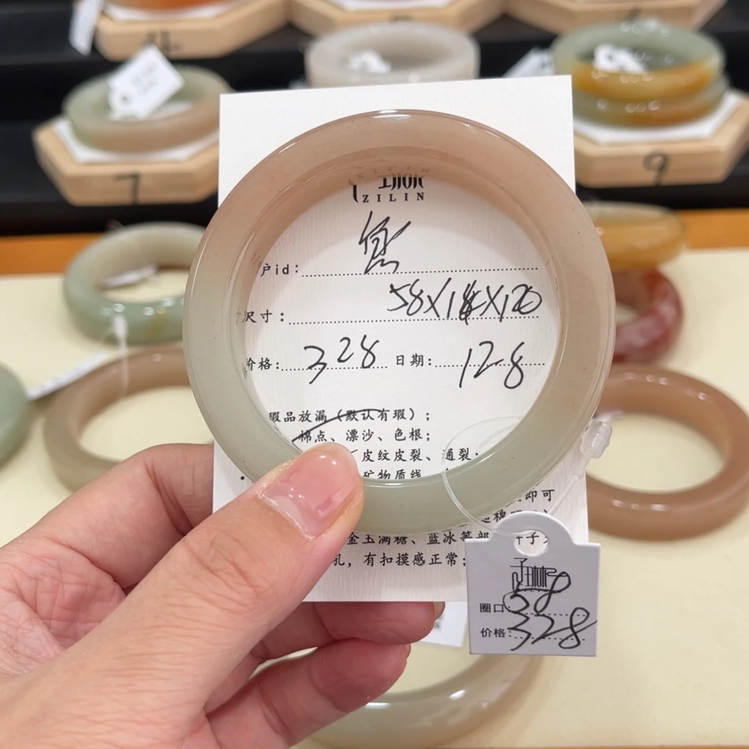 未镶嵌手镯石英质玉熊*?