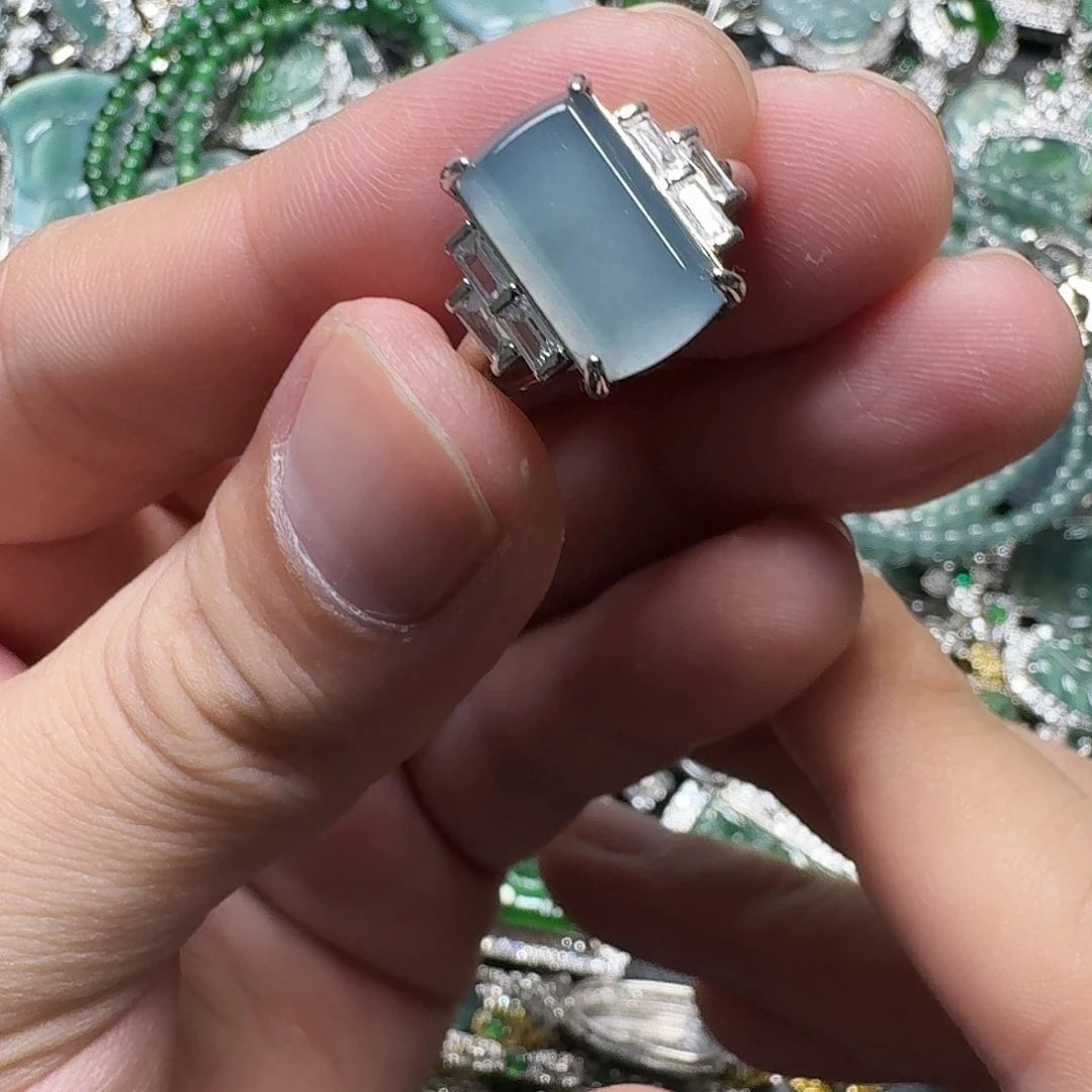 翡翠未镶嵌颈饰天然A货翡翠放漏