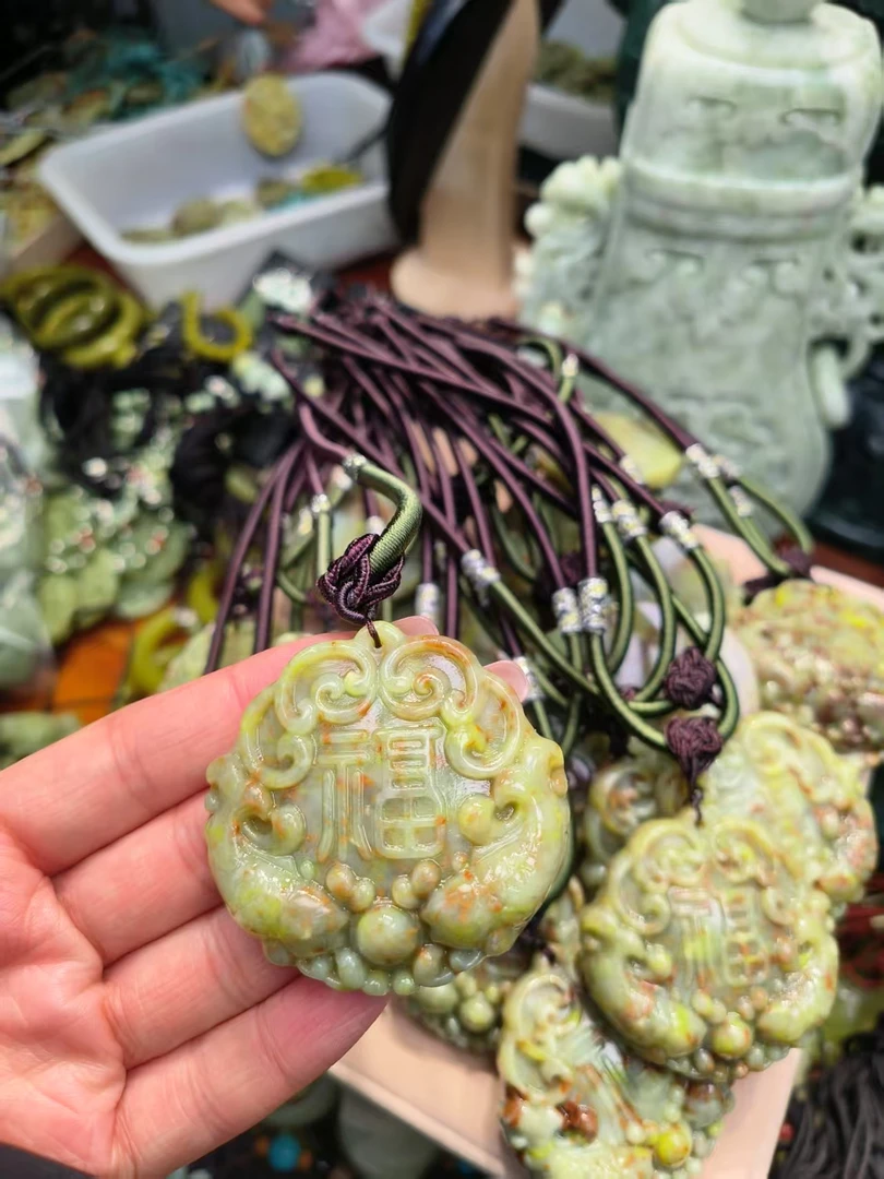 天然岫玉精美花玉三色双鱼福牌