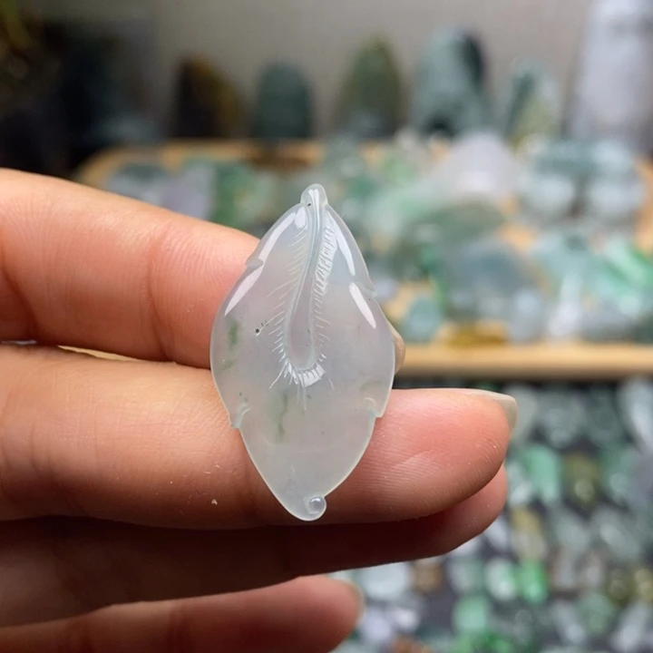 颈饰未镶嵌翡翠羽毛  有矿点