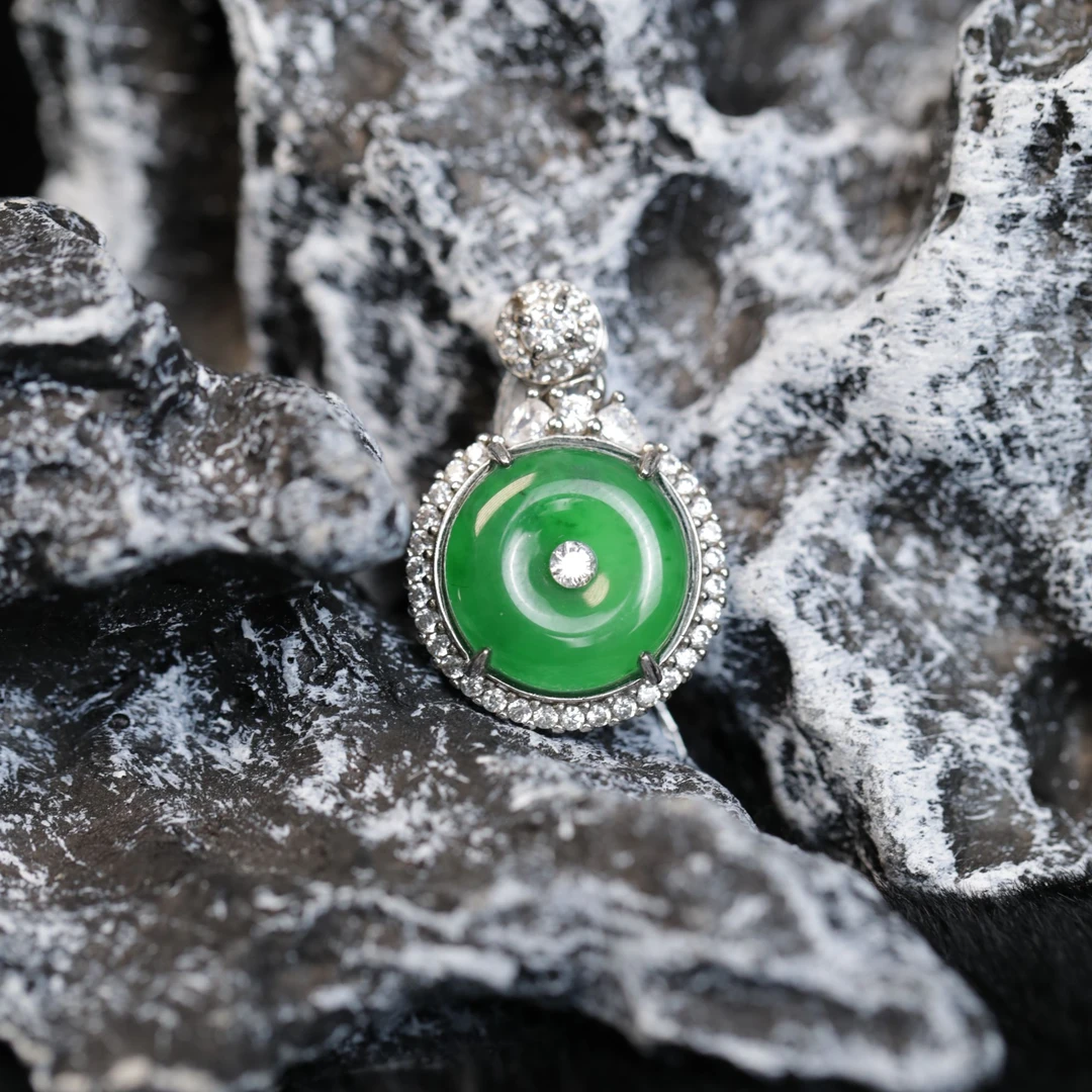 天然A货翡翠颈饰高冰种阳绿色S925银镶嵌时尚怀古吊坠