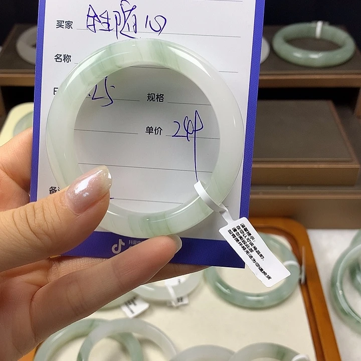 石英质玉手镯未镶嵌?****