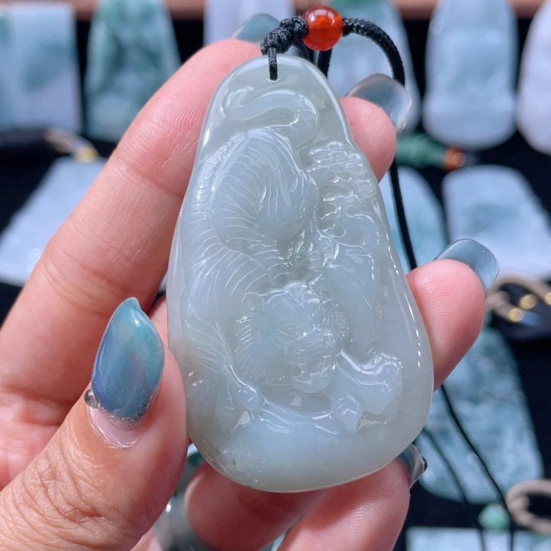 颈饰未镶嵌翡翠虎牌