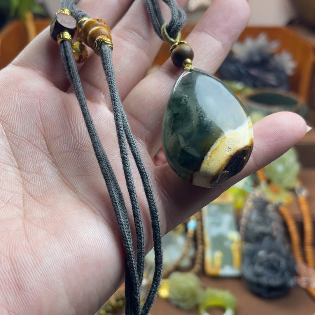 蛇纹石玉未镶嵌吊坠