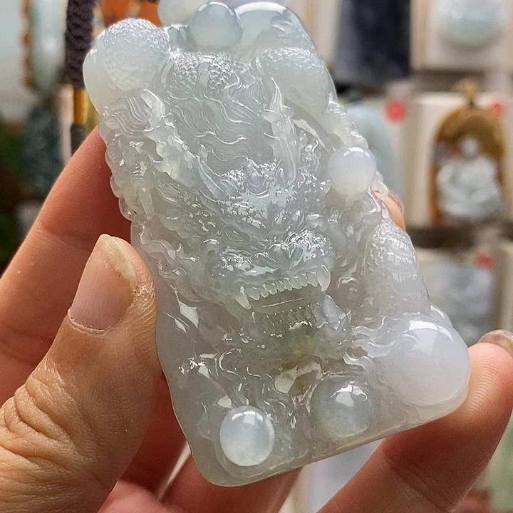 牛***爹翡翠未镶嵌颈饰龙牌