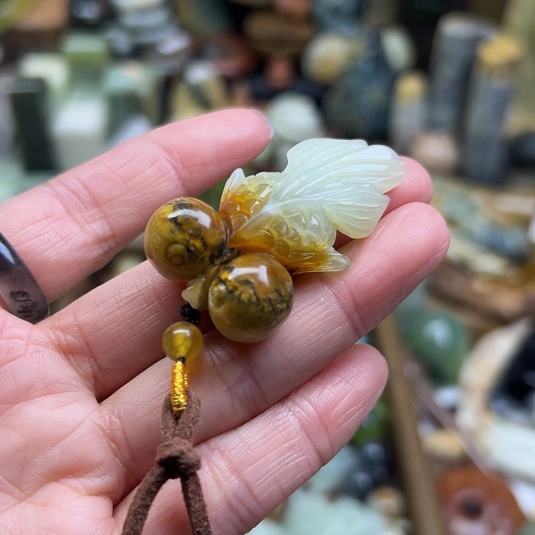 岫玉未镶嵌颈饰花玉金鱼有点瑕