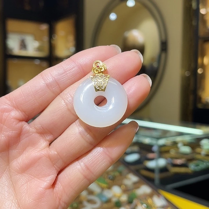 颈饰18K金镶嵌和田玉平安扣