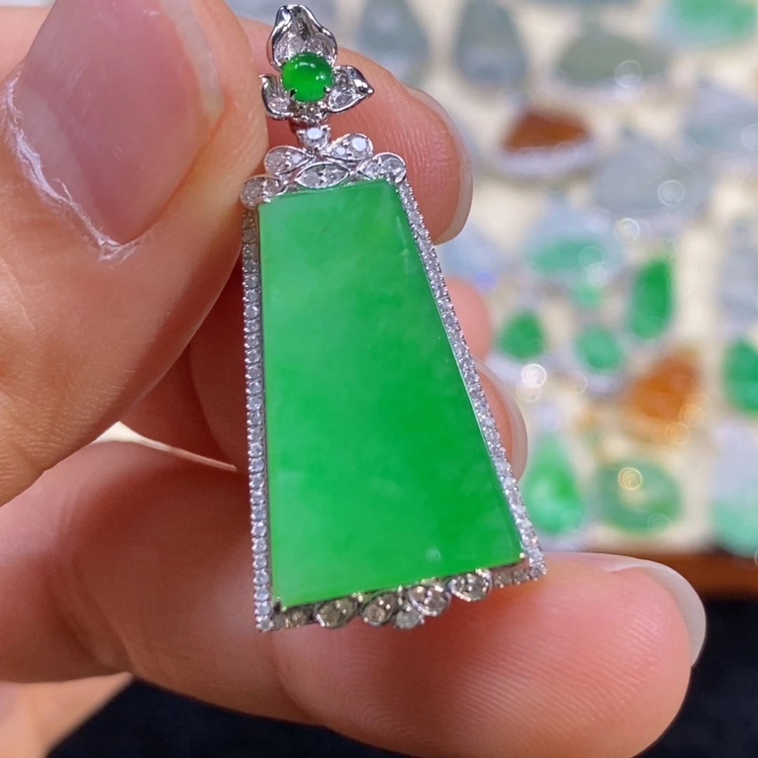 翡翠18K金镶嵌颈饰