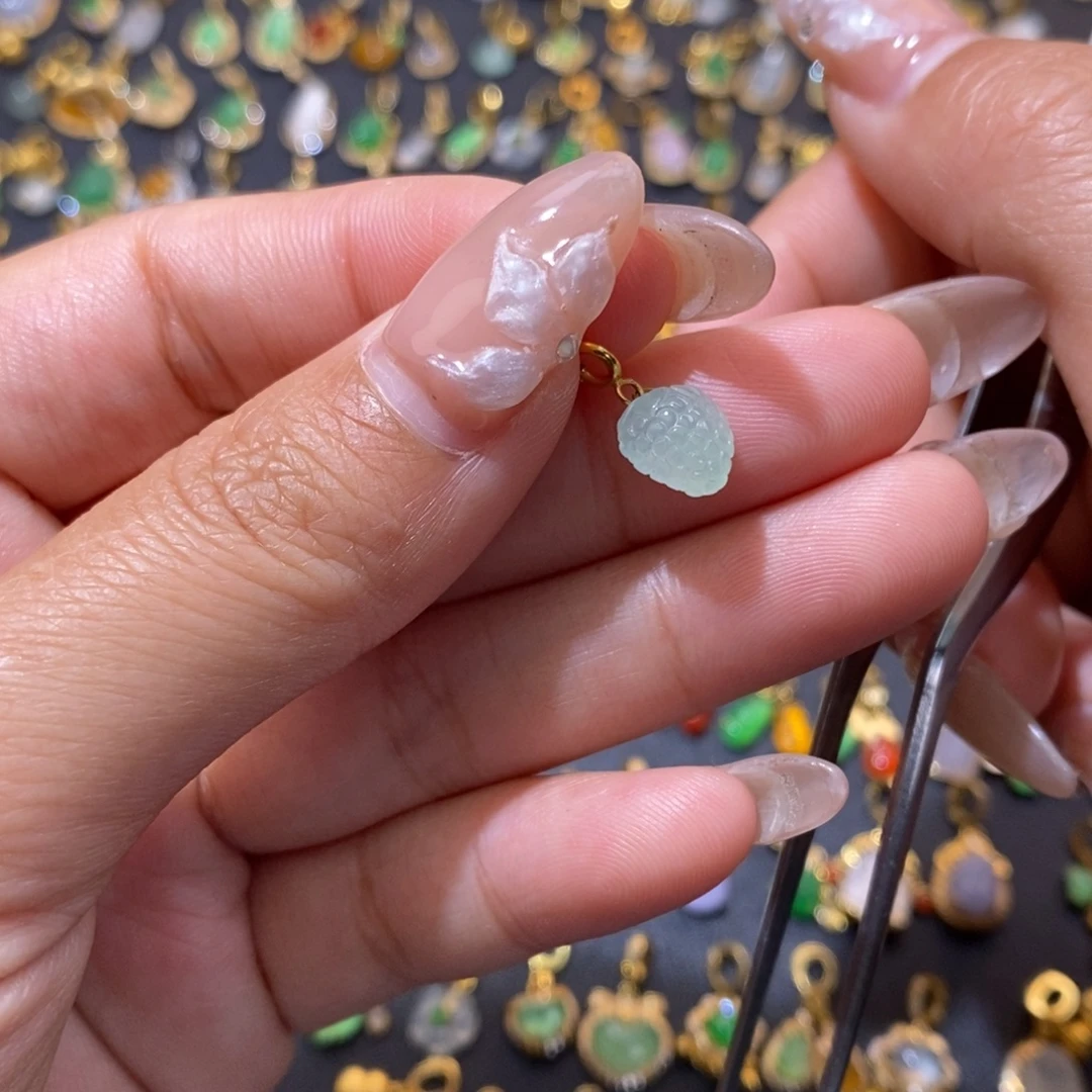 翡翠18K金镶嵌颈饰