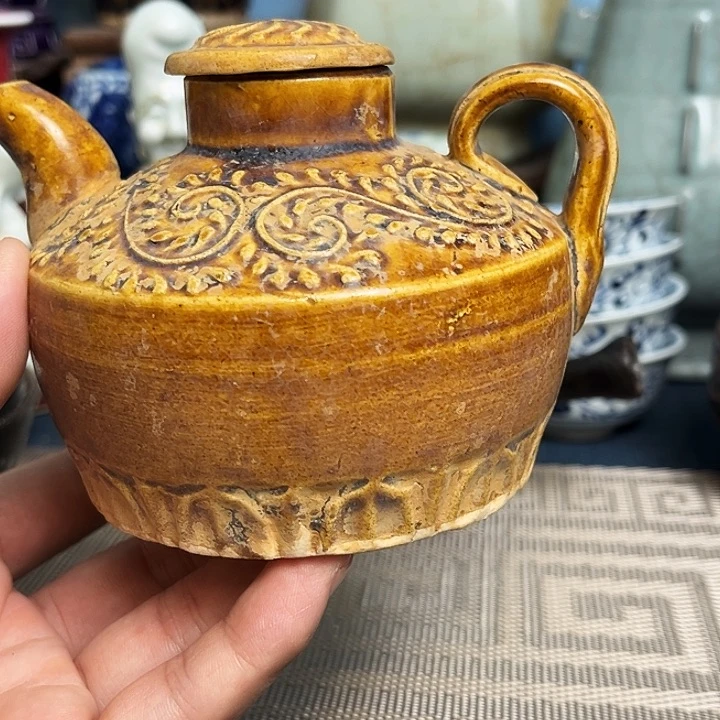 摆件景德镇黄釉小壶