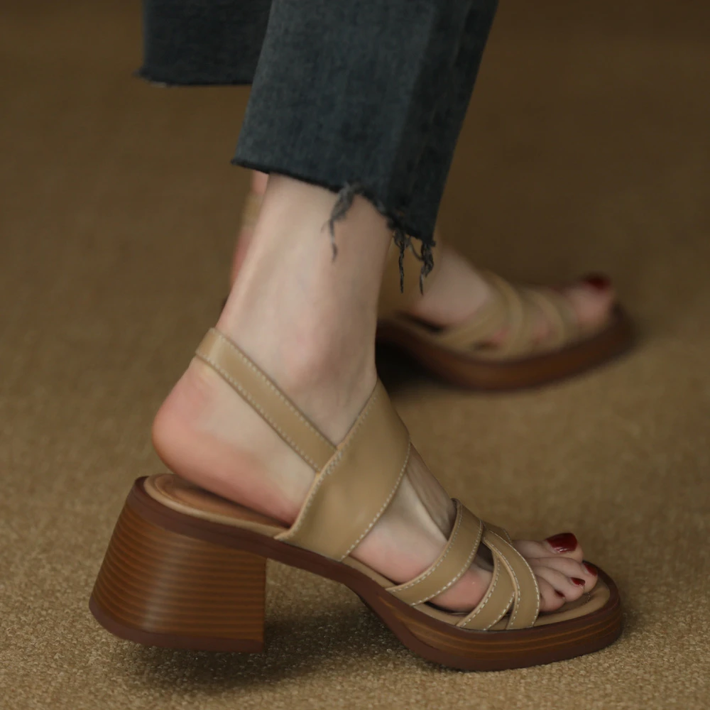 露趾粗跟凉鞋女2025新款复古交叉中跟一字带厚底软底女鞋