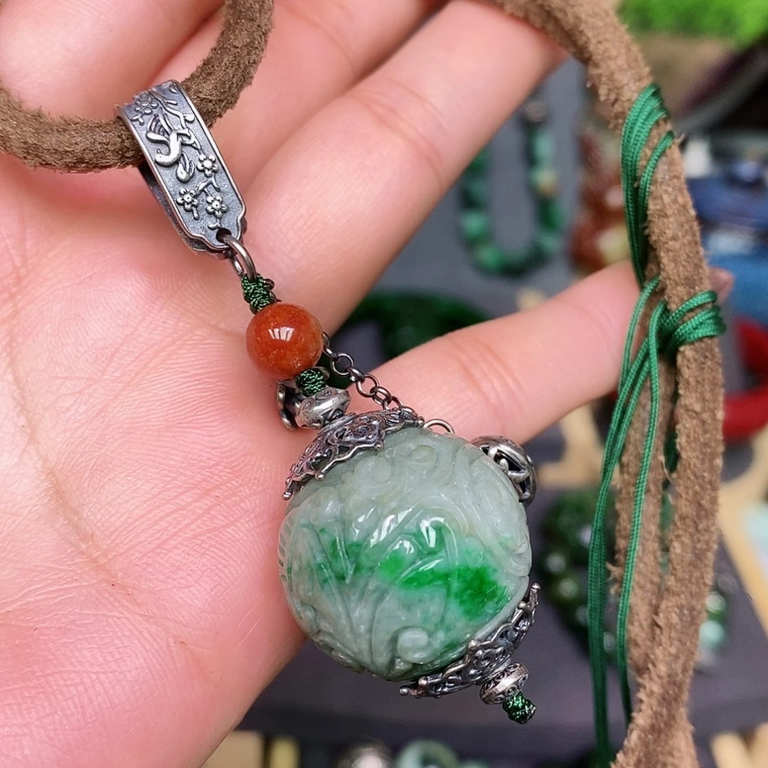 翡翠颈饰未镶嵌?****?漂亮美眉