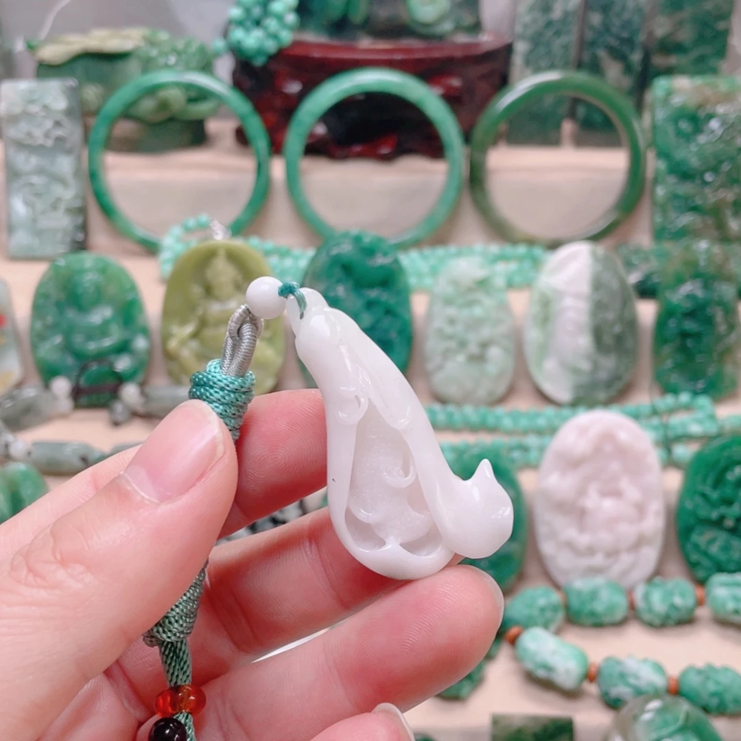 独山玉未镶嵌颈饰