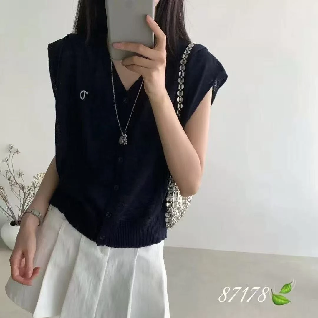 丫头美衣馆、针织V领秋修身型薄款毛针织衫女装纯色设计感时尚