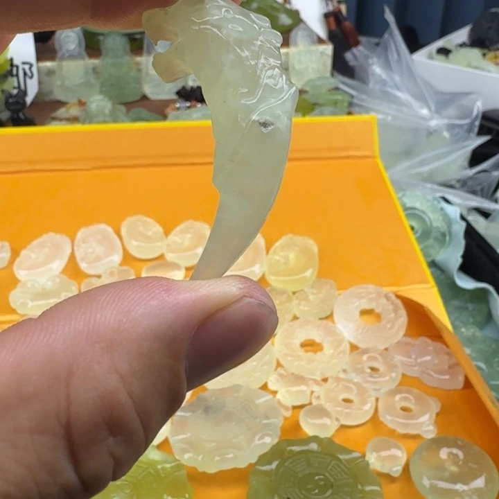 青***师蛇纹石玉未镶嵌颈饰