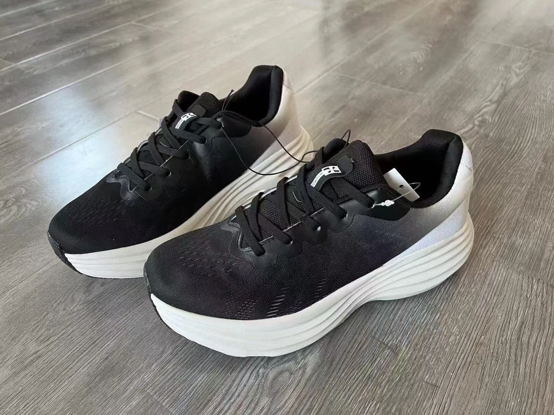 运动缓震透气跑鞋