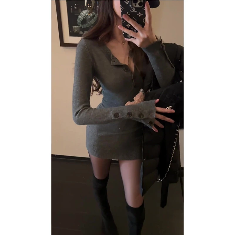 纯欲风辣妹半开领V领纽扣灰色针织连衣裙女秋冬修身内搭包臀短裙