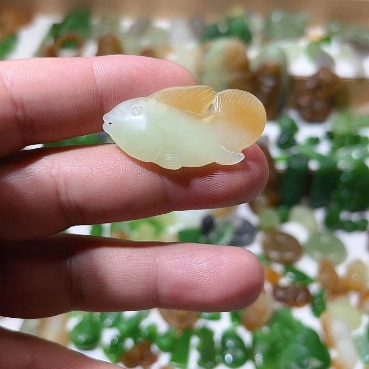 颈饰未镶嵌和田玉（糖玉）