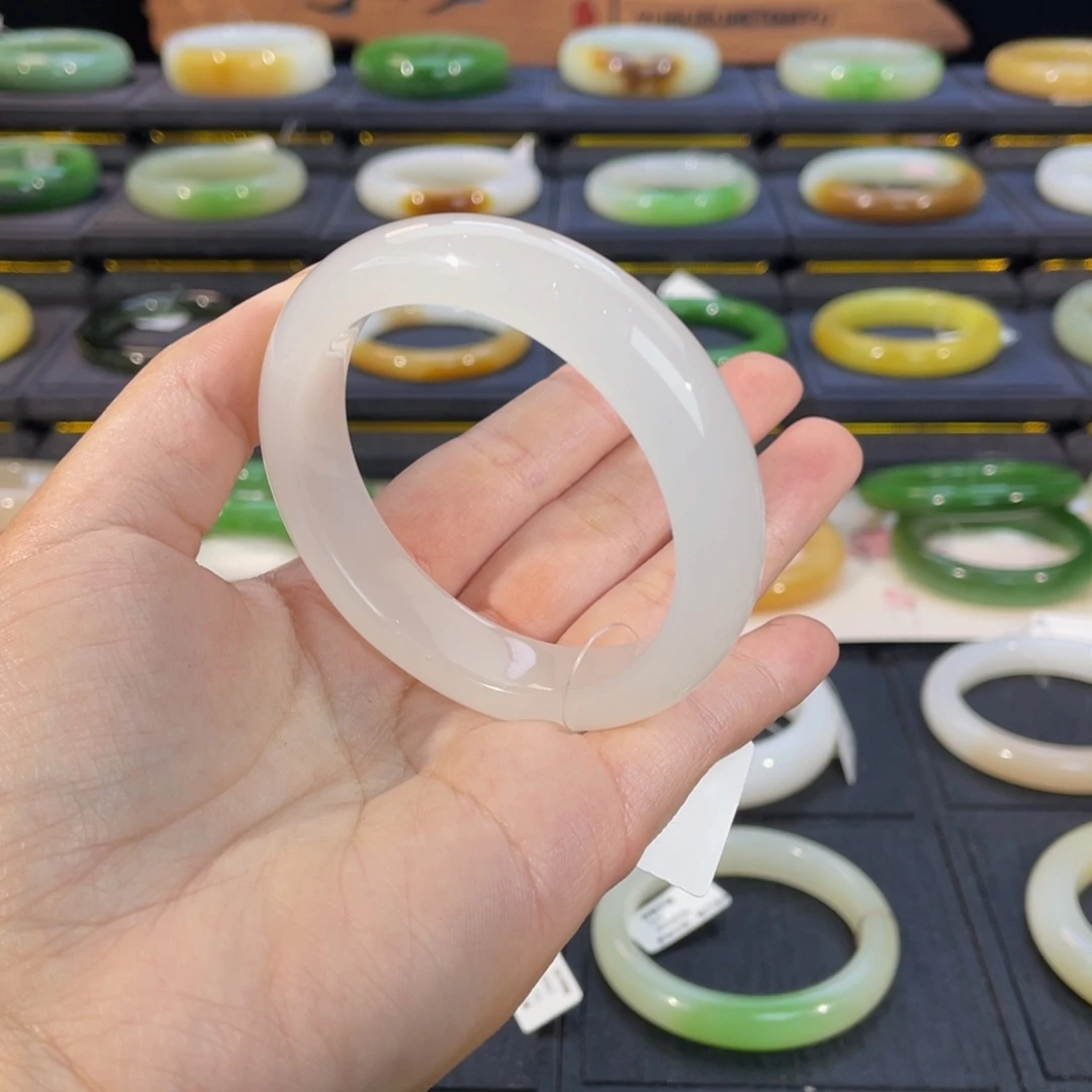 蛋***版和田玉未镶嵌手镯