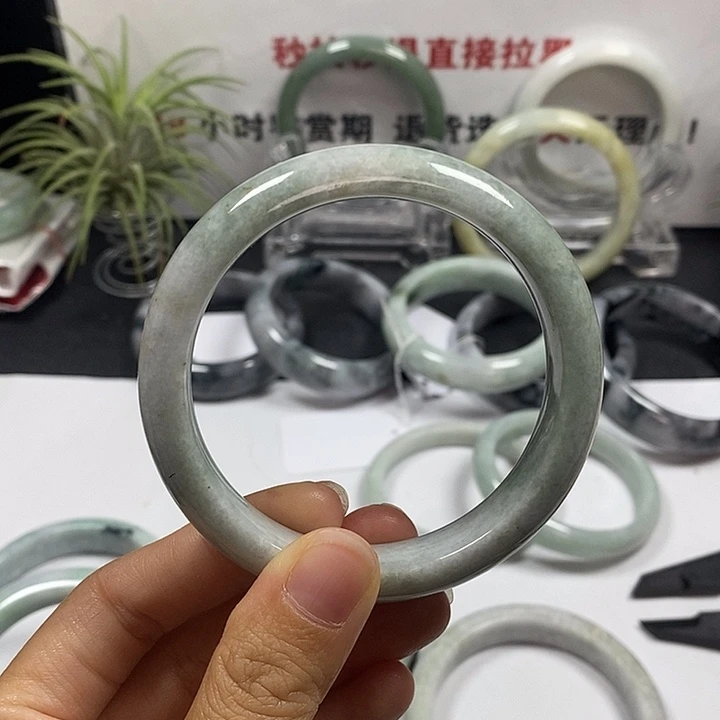 未镶嵌手镯翡翠56号。 57.4圈