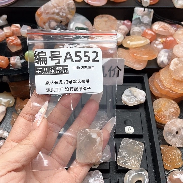 合金颈饰玛瑙/玉髓憨***?