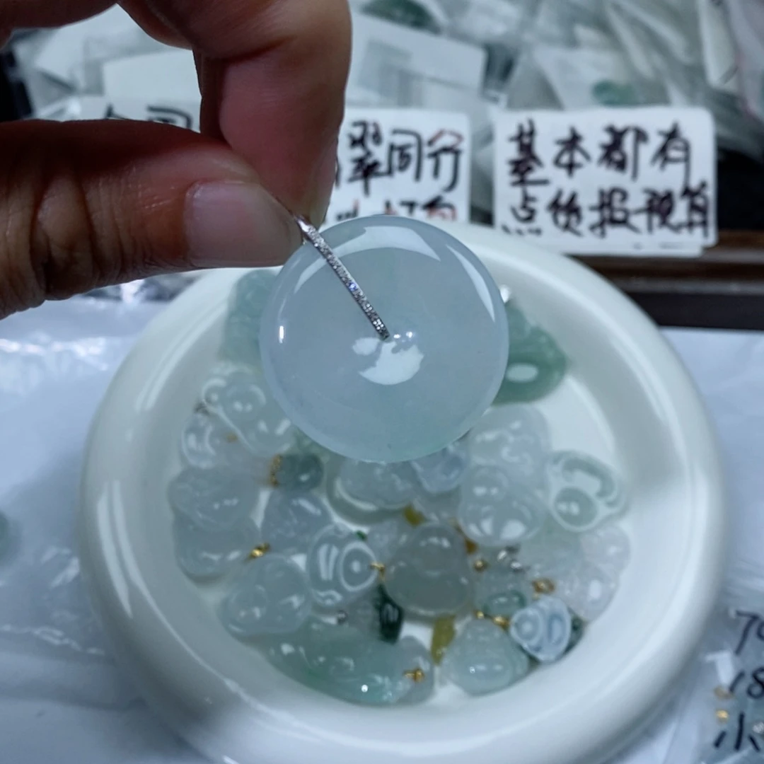 颈饰18K金镶嵌翡翠