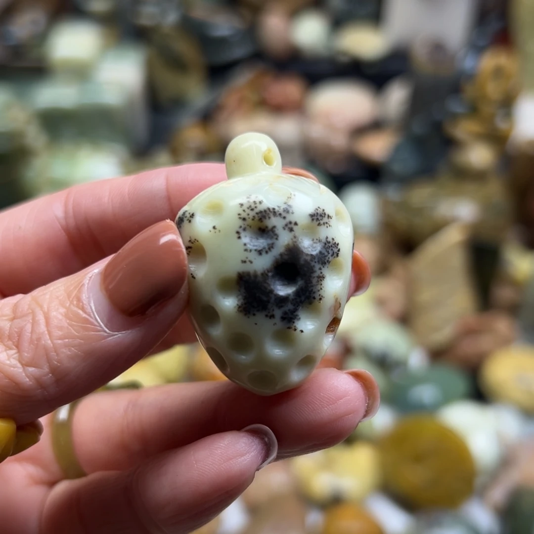 岫玉未镶嵌颈饰辽阳水草草莓