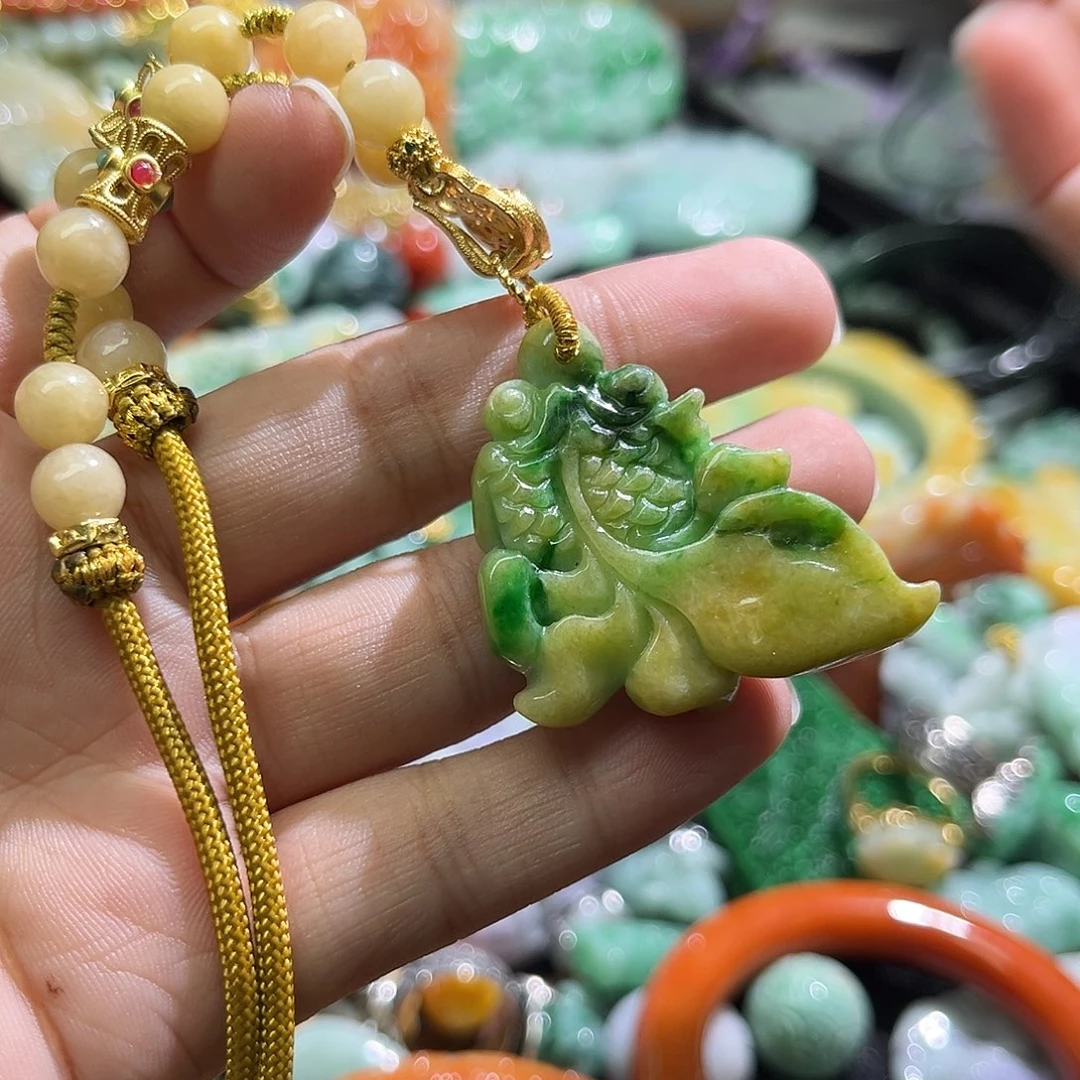 翡翠未镶嵌颈饰待编织