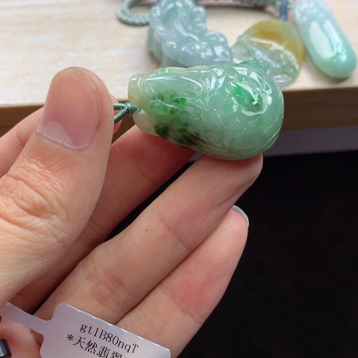 翡翠未镶嵌颈饰吊坠