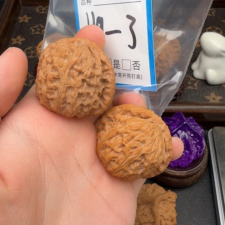 文玩核桃吊坠白狮子