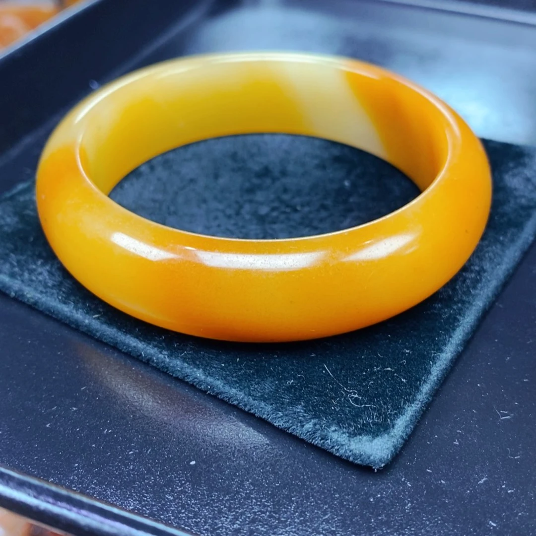 未镶嵌石英质玉（黄龙玉）颈饰