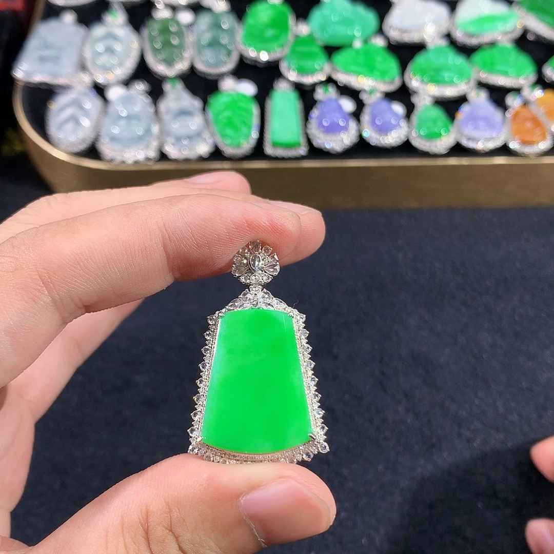 翡翠18K金镶嵌颈饰