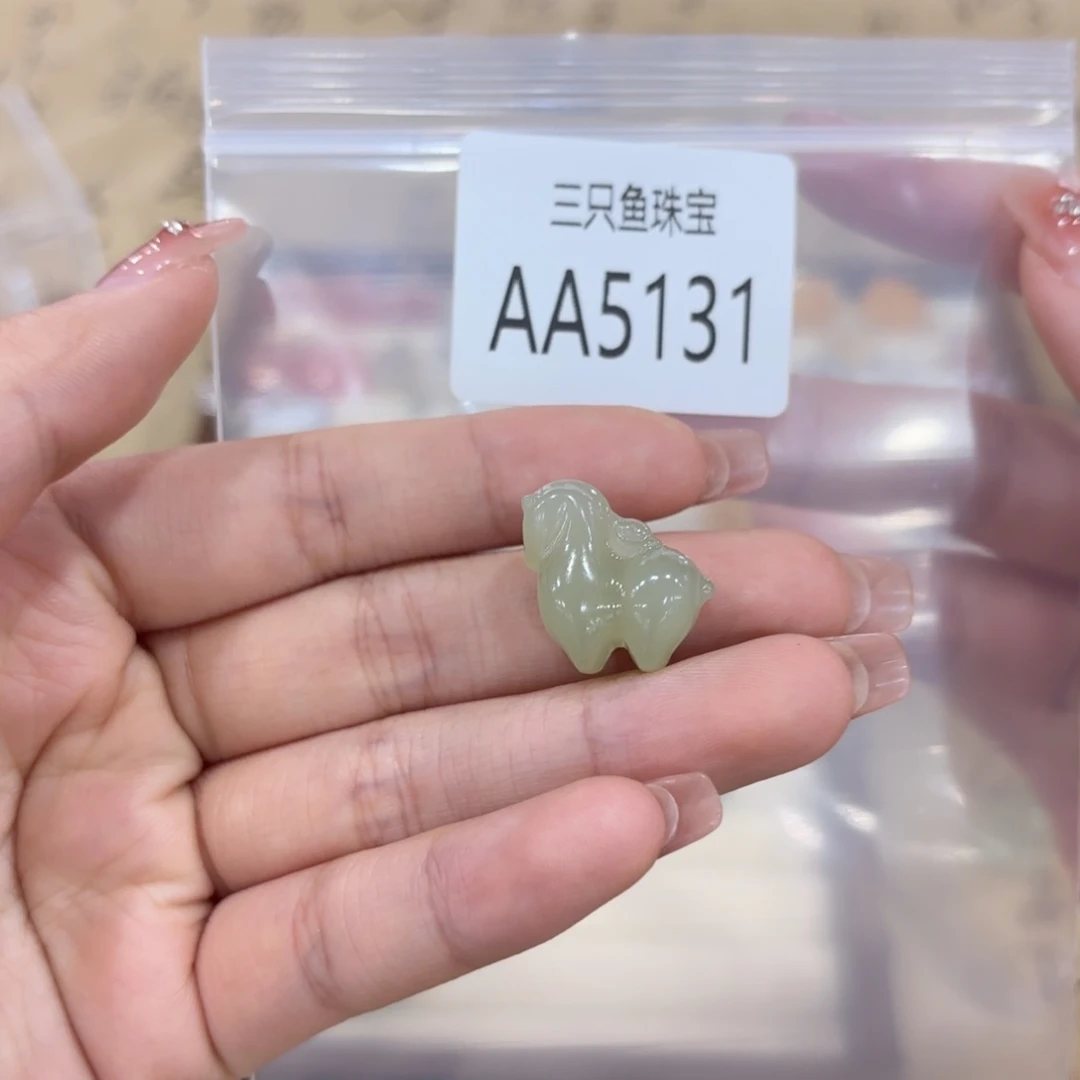 财***票和田玉未镶嵌颈饰