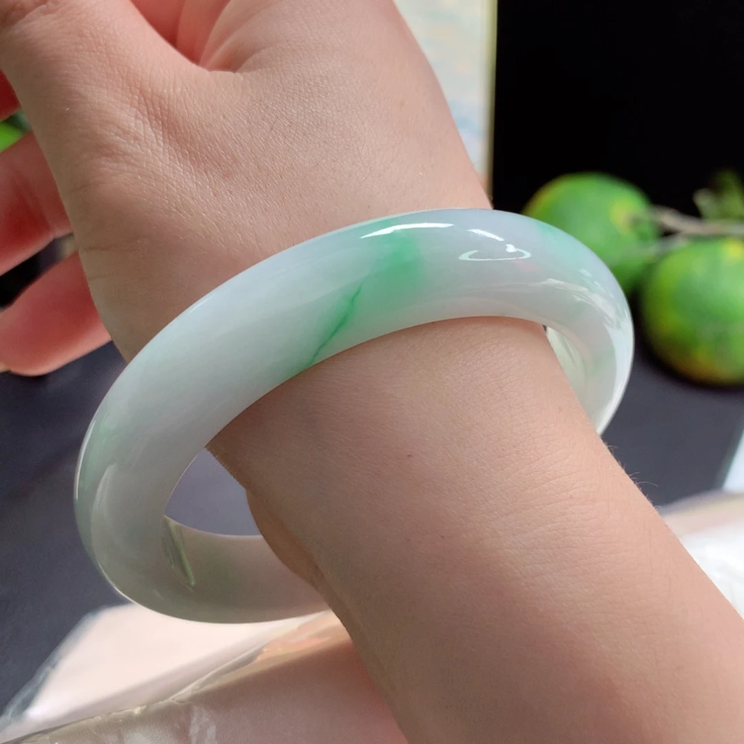 翡翠未镶嵌手镯51细腻白底青