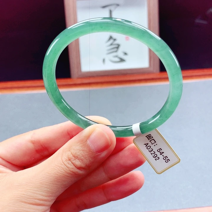 未镶嵌手镯翡翠圆镯