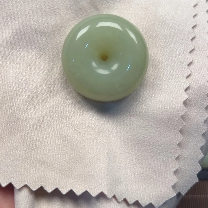 潇***生颈饰未镶嵌岫岩老玉（透闪石质玉）