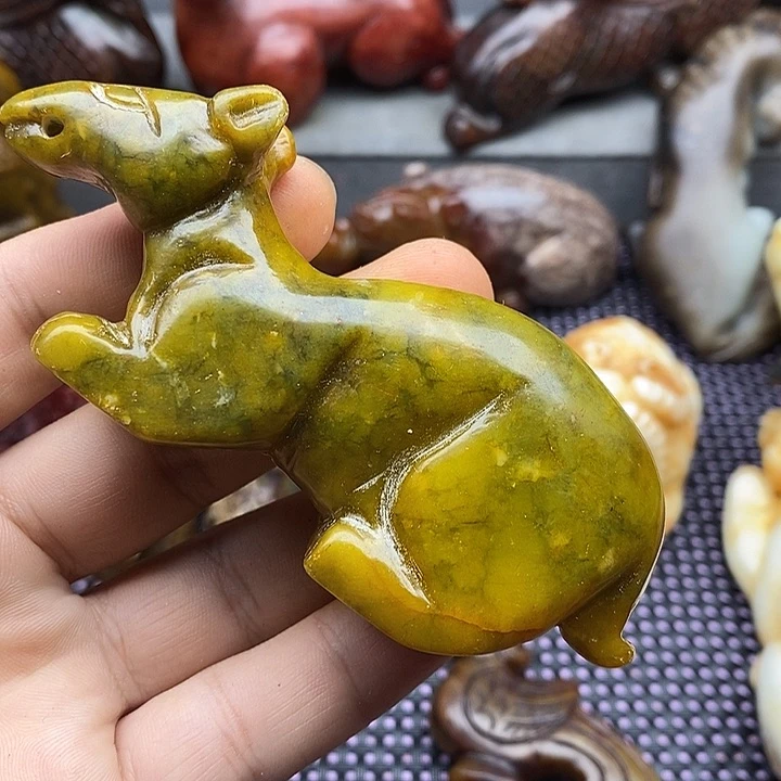 蛇纹石玉未镶嵌颈饰