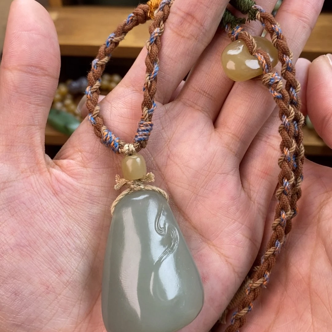 请***）和田玉（糖玉）未镶嵌颈饰