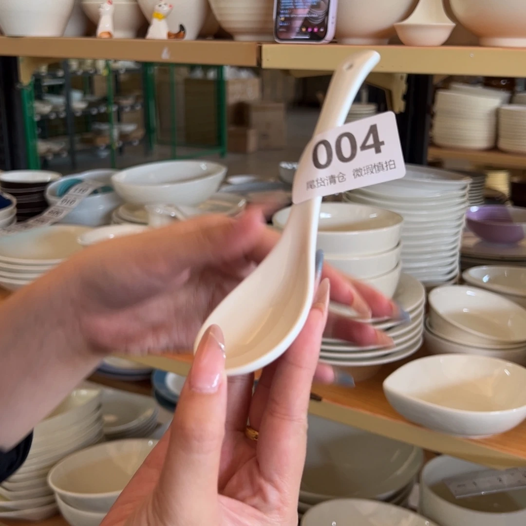 新骨瓷004微瑕暖白长长 的 勺子