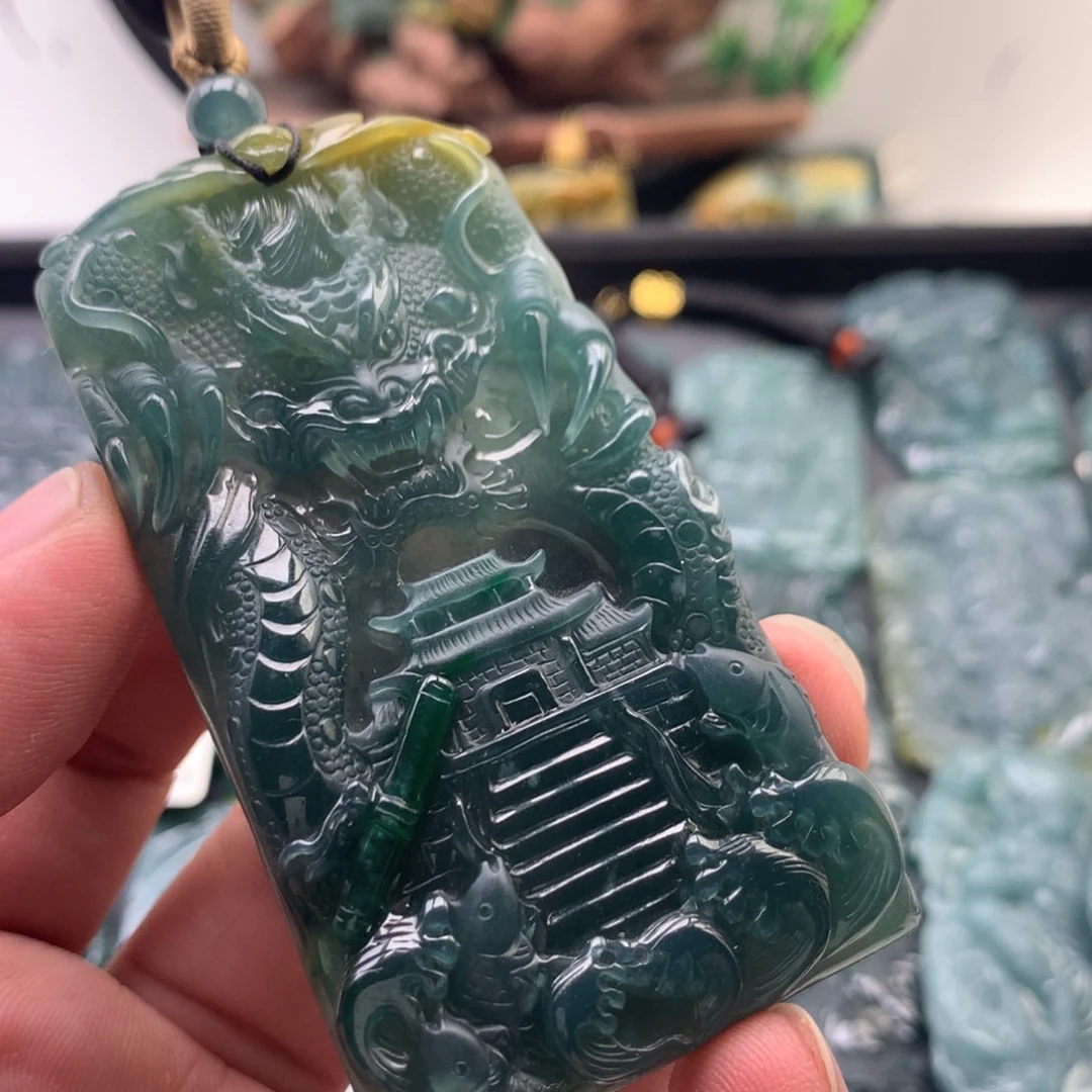 颈饰未镶嵌翡翠龙牌